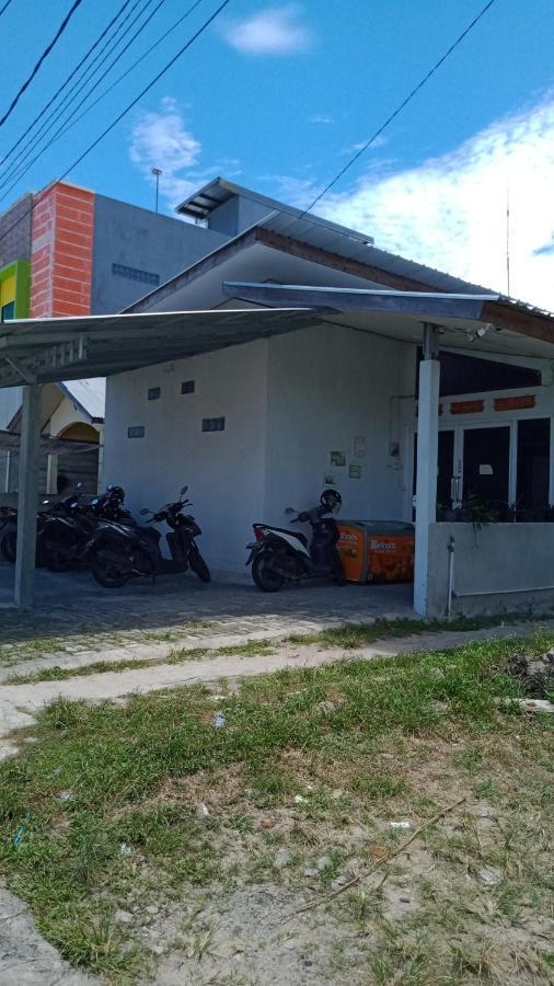 Апартаменты Belitung Backpacker Танджунгпандан Экстерьер фото