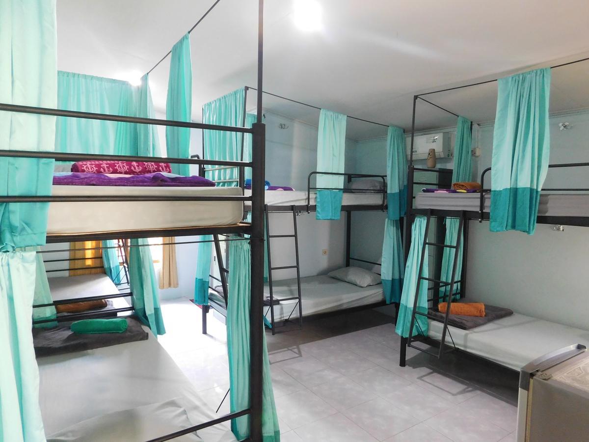 Апартаменты Belitung Backpacker Танджунгпандан Экстерьер фото