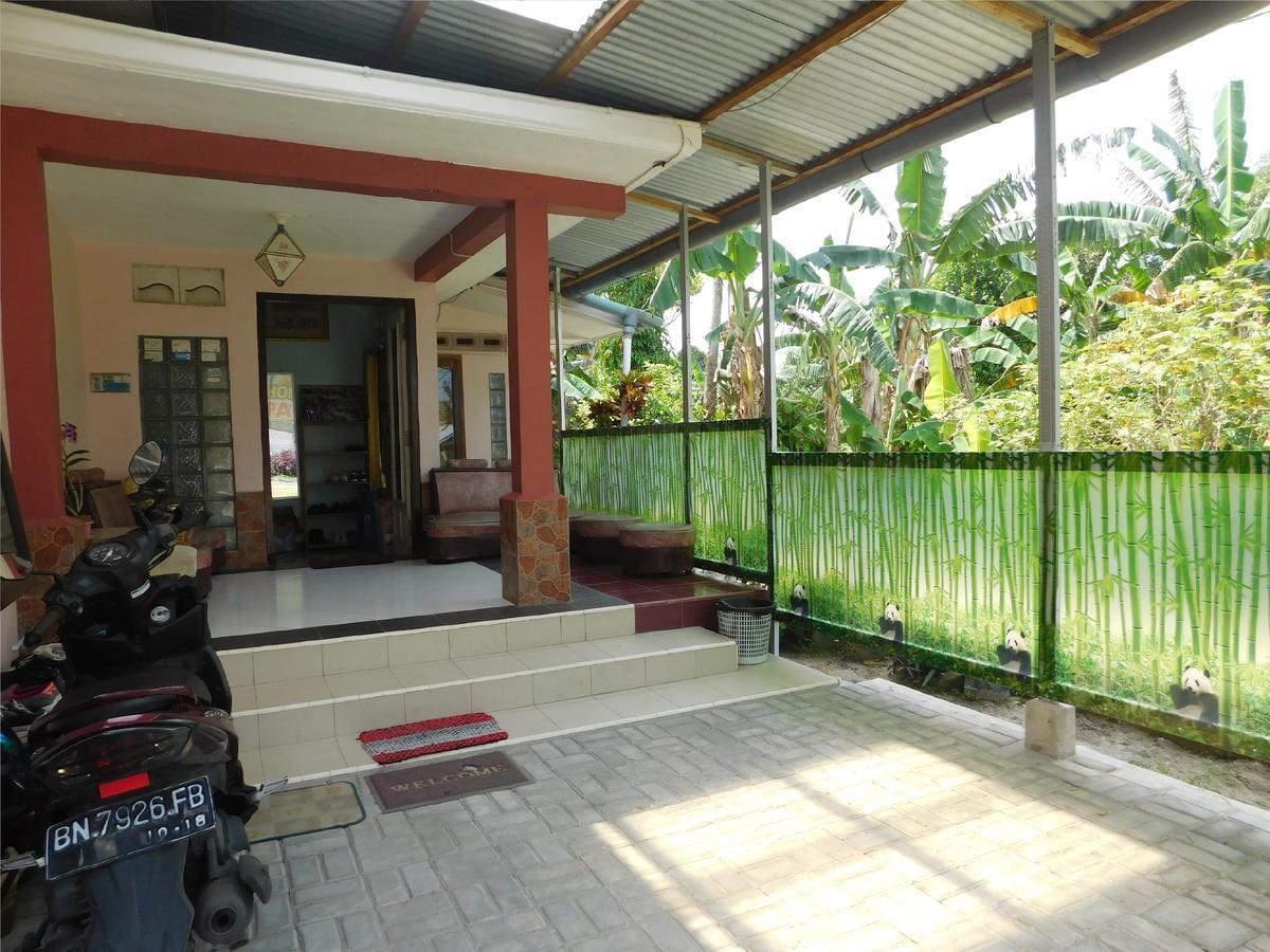 Апартаменты Belitung Backpacker Танджунгпандан Экстерьер фото
