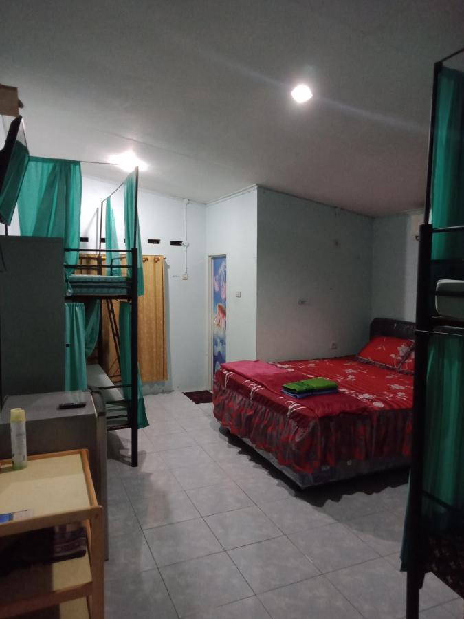 Апартаменты Belitung Backpacker Танджунгпандан Экстерьер фото
